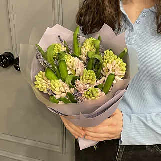 Букет из 9 гиацинтов и лаванды