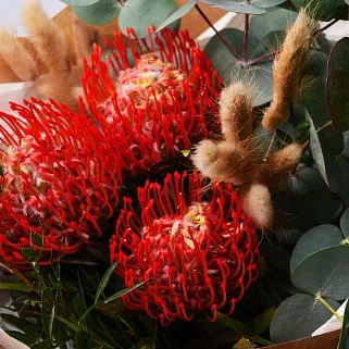 Стойкий сборный букет с нутаном