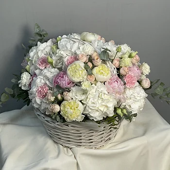 Садовая корзина с пионами