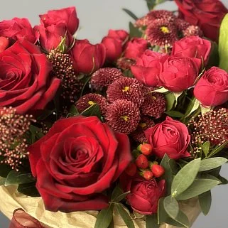 Красная цветочная композиция