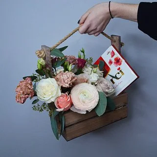 Цветочная композиция со сладостями