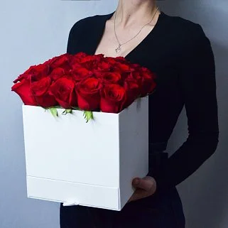 Цветочная композиция из 35 красных роз и сладостей