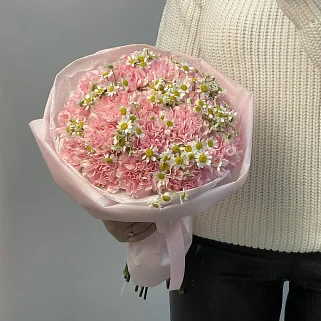 Розовый дуо-букет гвоздик и матрикарий M