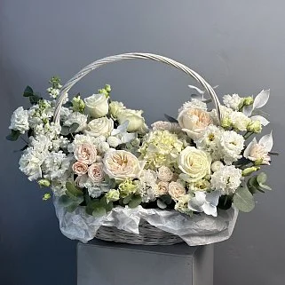 Корзина с пионовидными розами Эмили