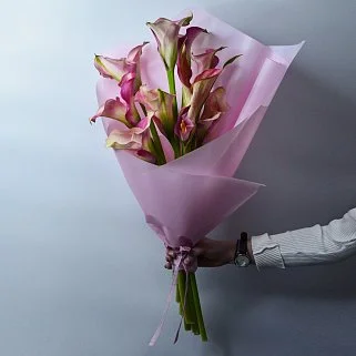 Букет из 9 розовых калл