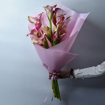 Букет из 9 розовых калл