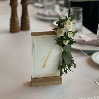 Номер на стол гостей с живыми цветами