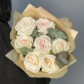 Букет пионовидных роз White O'Hara и эвкалипта XS