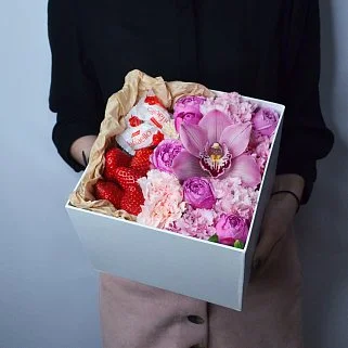 Цветочная композиция с орхидеей