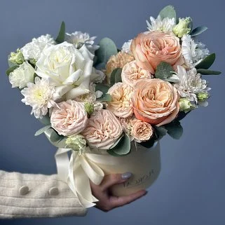 Бежевая цветочная композиция