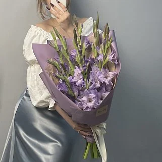 Букет из 9 лиловых гладиолусов