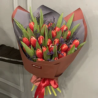 Букет из 25 красных тюльпанов с лимониумом