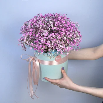 Букет в шляпной коробке из гипсофилы
