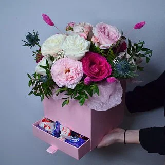 Яркая цветочная композиция со сладостями