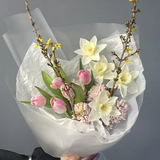 Сборный букет Весенний с нарциссами