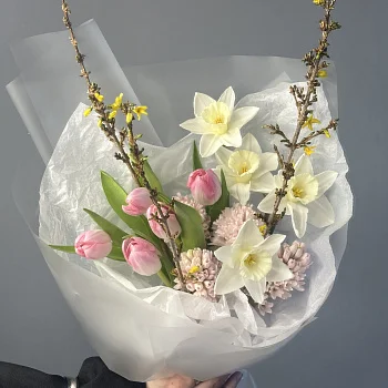 Сборный букет Весенний с нарциссами