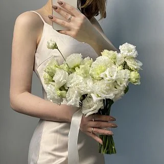 Лицевой свадебный букет невесты из эустомы