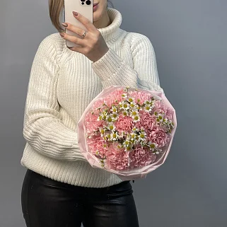 Розовый дуо-букет гвоздик и матрикарий S