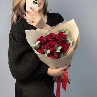 Букет красных роз Explorer и эвкалипта XS