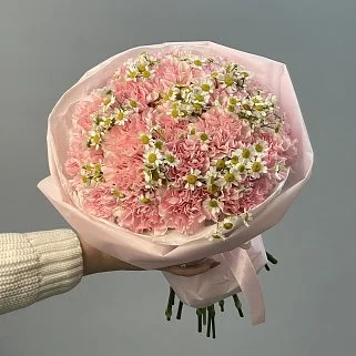 Розовый дуо-букет гвоздик и матрикарий M