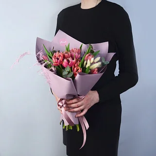 Букет из 17 пионовидных тюльпанов с аспарагусом
