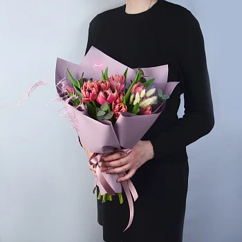 Букет из 17 пионовидных тюльпанов с аспарагусом