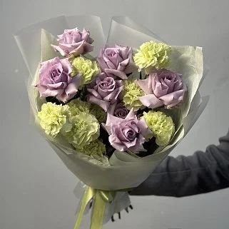 Дуо-букет салатовых гвоздик и роз Ocean Song