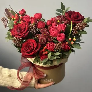 Красная цветочная композиция