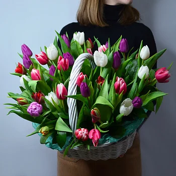 Цветочная корзина из 51 тюльпана (микс)