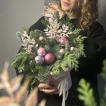 Нежно-розовая зимняя композиция
