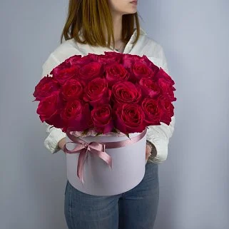 Букет в шляпной коробке из 35 ярко-розовых роз (Кения)