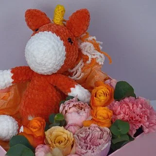 Цветочная композиция с единорогом и маршмеллоу