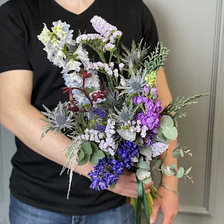 Мужской букет с дельфиниумом