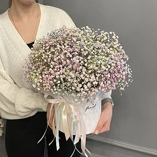 Букет в шляпной коробке из цветной гипсофилы