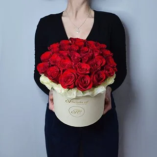 Букет в шляпной коробке из 25 красных роз