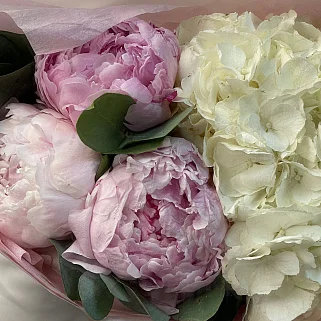 Букет гортензии и пионов Клубничный