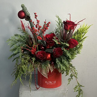 Зимняя композиция в алых оттенках