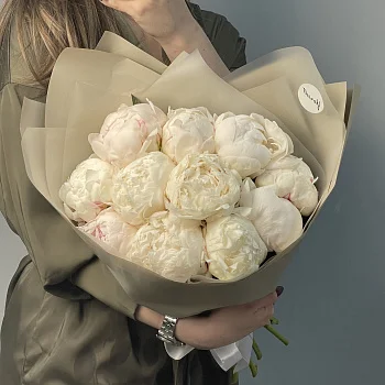 Букет из 11 белых пионов