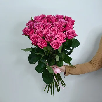 Букет из 25 ярко-розовых роз 60см (Россия)