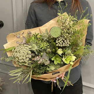 Сборный букет Зеленый в крафте M