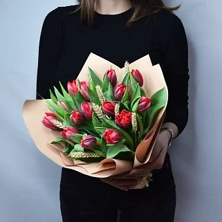 Букет из 15 красных пионовидных тюльпанов с колосками