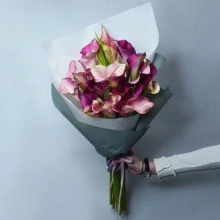 Букет из 15 розовых калл