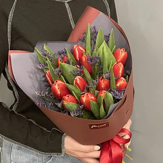 Букет из 15 красных тюльпанов с лимониумом