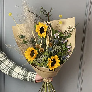 Мужской букет с подсолнухом в крафте