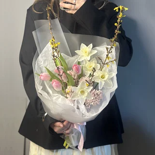 Сборный букет Весенний с нарциссами