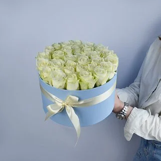 Букет в шляпной коробке из 31 белой розы (Кения)