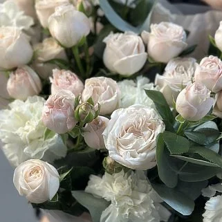 Дуо-букет роз Bombastic и белых гвоздик M