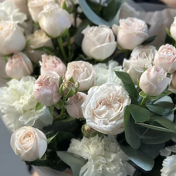 Дуо-букет роз Bombastic и белых гвоздик M