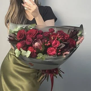 Сборный букет Алый комплимент L