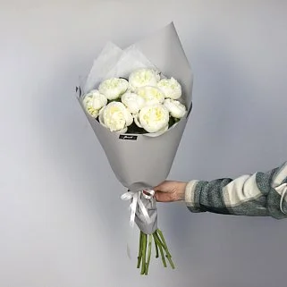 Букет из 9 белых пионов Дюшес